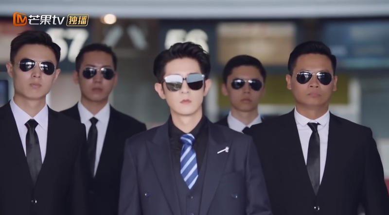 Ning Chengming Arriving at Airport with his Bodyguards